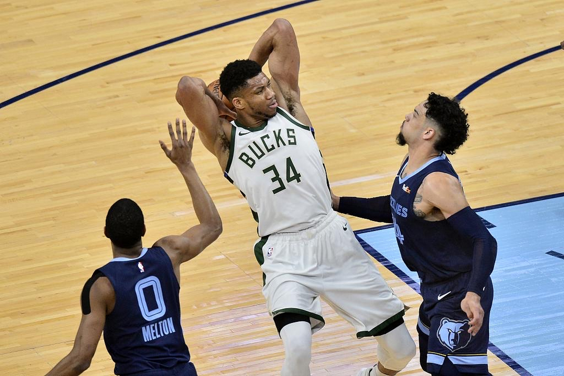 亚冠赛程吃紧，密尔沃基雄鹿关键时刻完成体检，态度坚定，年轻球员得到机会的简单介绍-开云体育官网