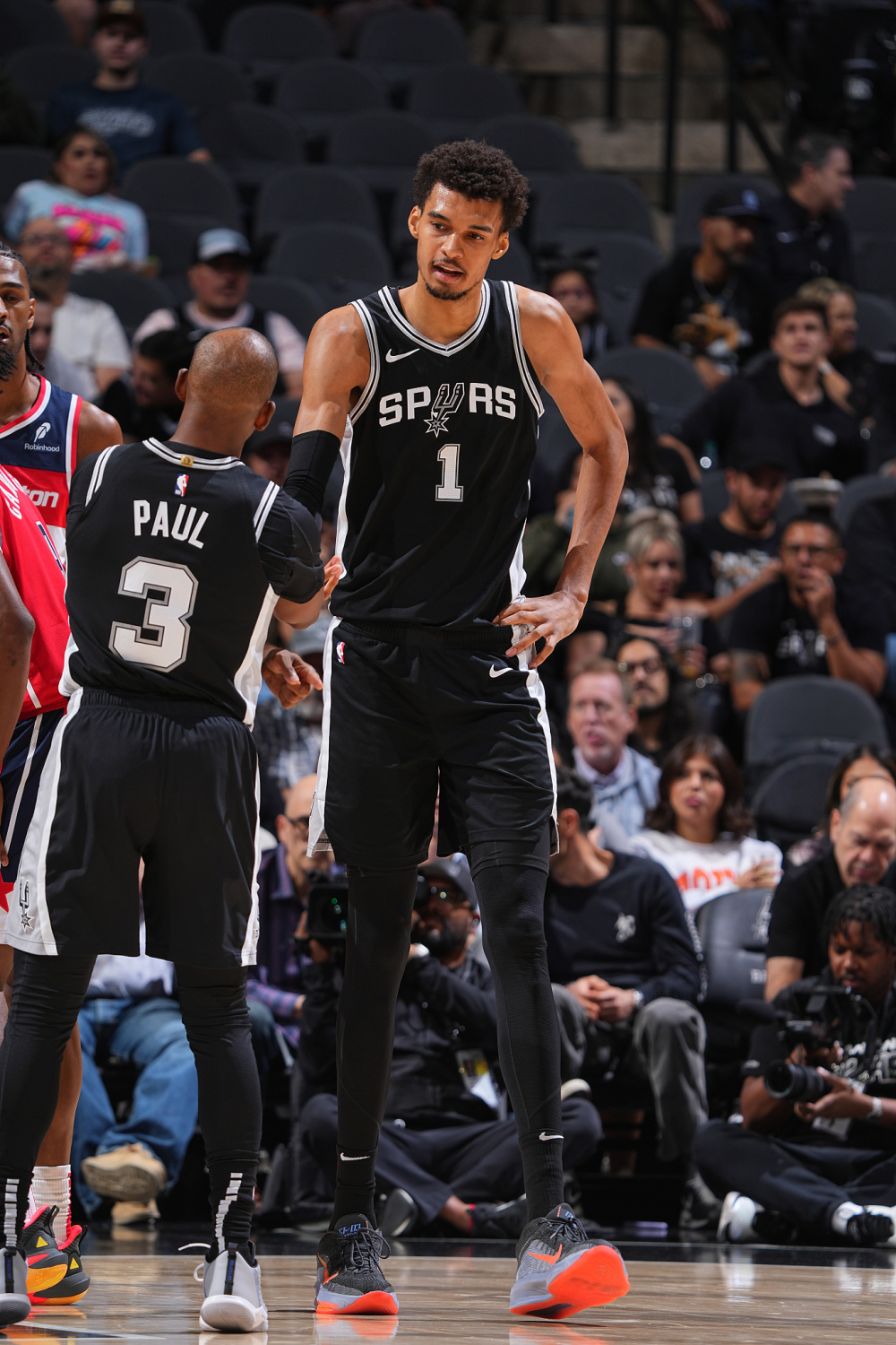 关于印第安纳步行者训练开放日，今夜回应争议引欢呼，NBA常规赛在即，身体对抗强度拉满的信息